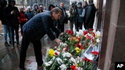 Rusiya parlamentinin aşağı palarası Dumanın spikeri Sergey Narışkin Sankt Peterburqda Fransa konsulluğu qarşısında Parisdə terror qurbanlarının xatirəsinə gül dəstələri qoyur