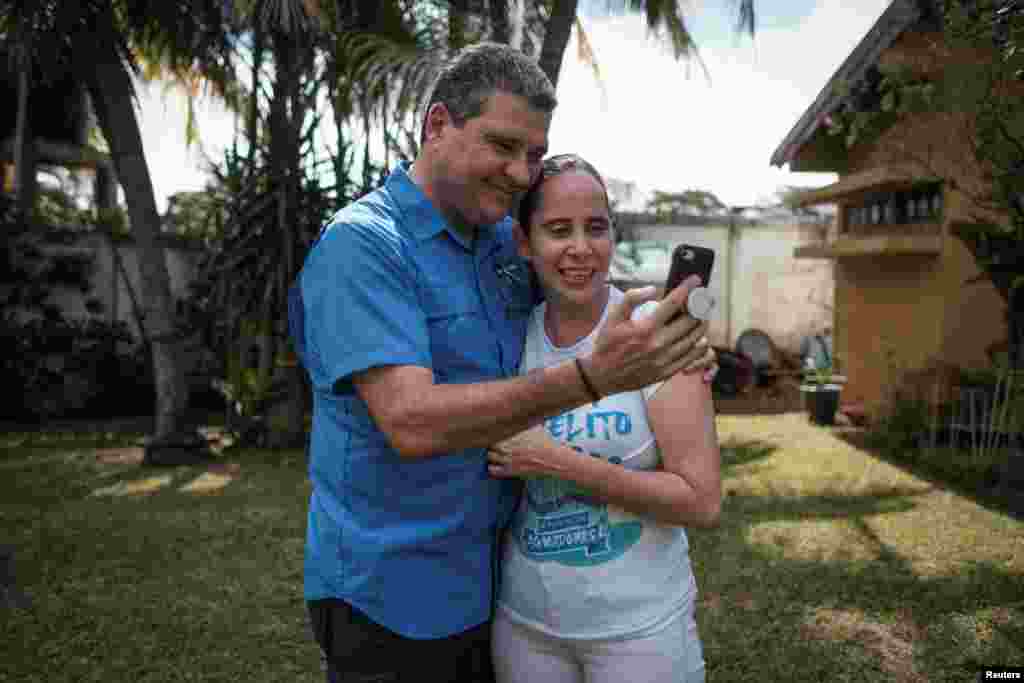 Margarita Hurtado Chamorro, miembro del movimiento opositor Unidad Nacional Azul y Blanco (UNAB), es abrazada por su tío Juan Sebastián Chamorro después de salir de prisión, en Managua, Nicaragua, el 30 de diciembre de 2019. (Fotod de Reuters)