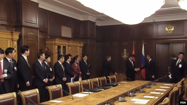 俄媒称中国与俄保持距离但不表现出来。2013年春季习近平率中国代表团访问俄罗斯国家杜马。