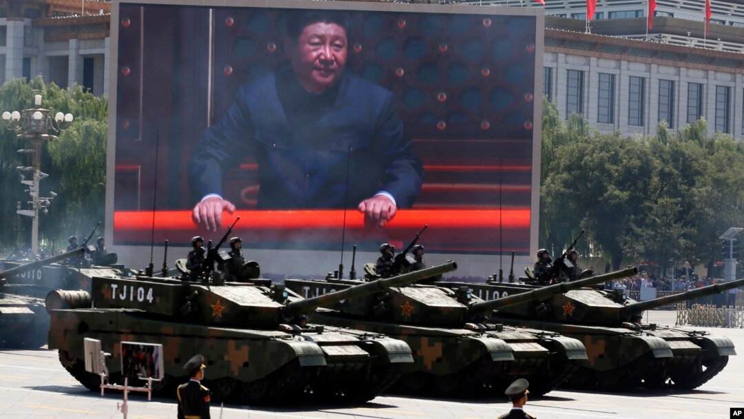 Presiden Xi Jinping tampak pada layar raksasa sementara militer China memamerkan tank tempur jenis 99A2 di gerbang Tiananmen, Beijing, Kamis (3/9). 