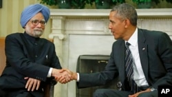 美国总统奥巴马和印度总理辛格在白宫椭圆形办公室握手。（2013年9月27日）