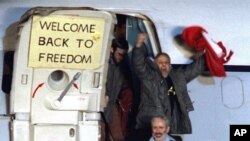 Seorang tawanan Iran dari AS, David Roede, ketika ia tiba di pangkalan Angkatan Udara AS Rhein-Main di Frankfurt, Jerman Barat dari Aljazair pada 21 Januari 1981. Ia termasuk di antara 52 orang Amerika yang disandera di Iran setelah ditangkap di Kedutaan Besar AS. (Photo: AP) 