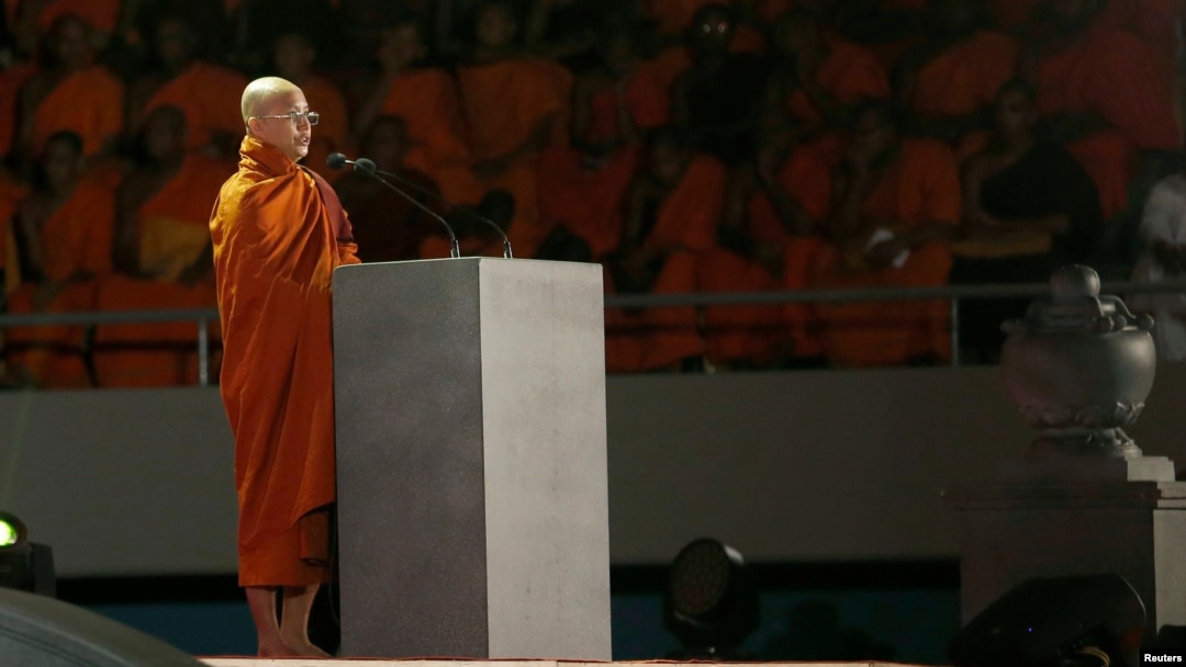 Biksu Budha Ashin Wirathu, pemimpin "Gerakan 969" memberikan sambutannya dalam rapt bear Bodu Bala Sena di Kolombo (28/9).
