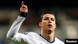 Pemain Real Madrid Cristiano Ronaldo dalam pertandingan melawan Sevilla di Madrid (9/2). (Reuters/Sergio Perez) 