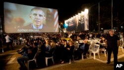 Presiden AS Barack Obama lewat konferensi video menyapa peserta acara peringatan 20 tahun dibunuhnya mantan PM Yitzhak Rabin di Tel Aviv, Israel (31/10). (AP/Sebastian Scheiner)