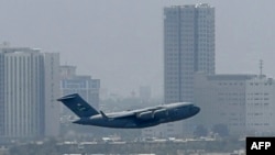 Sebuah pesawat Angkatan Udara AS lepas landas dari bandara di Kabul pada 30 Agustus 2021. (Foto: AFP)