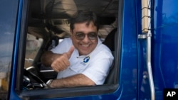 Carlos Pineda, candidato presidencial del partido Prosperidad Ciudadana, levanta el pulgar durante un mitin de campaña en la Ciudad de Guatemala, el domingo 14 de mayo de 2023. Guatemala celebrará elecciones generales el domingo 25 de junio. 