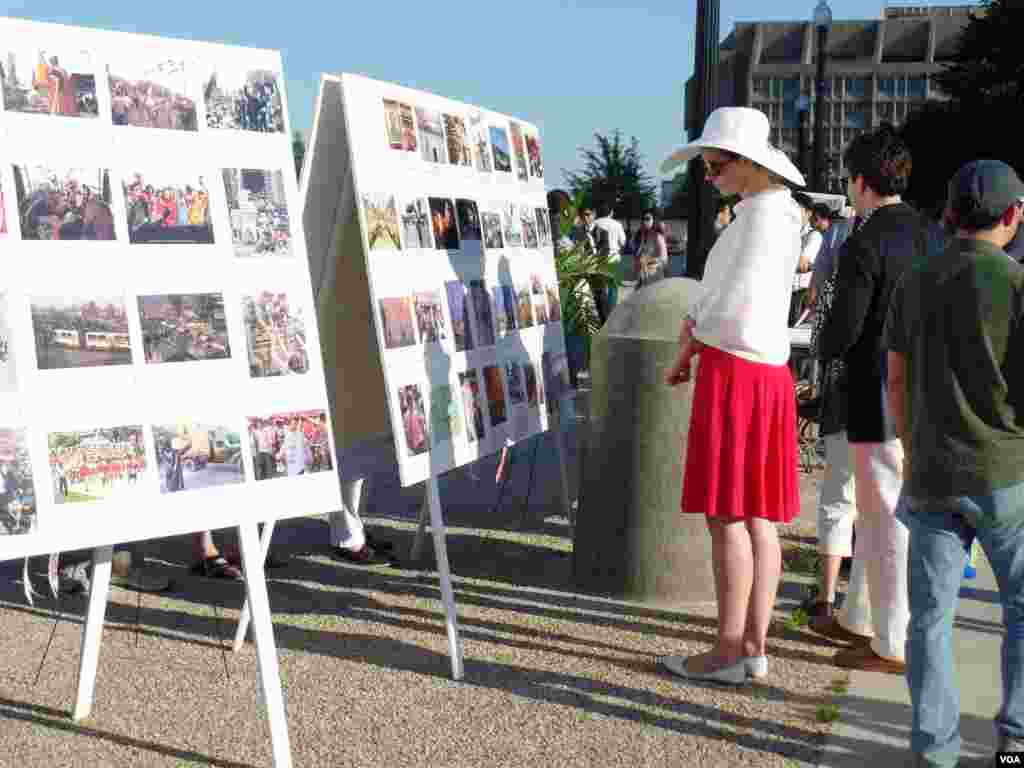 Seorang perempuan mengamati foto-foto terkait peristiwa di Lapangan Tiananmen, yang dipamerkan di Washington DC (3/6).