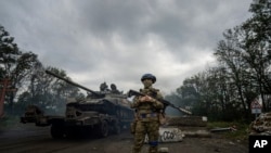 Фото: український військовий поблизу Ізюма, 15 вересня 2022 року. (AP Photo/Evgeniy Maloletka)