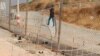 Les dommages causés à une clôture divisant l'enclave espagnole de Ceuta et le Maroc. Une image publiée par la Garde Civile espagnole, le 22 août 2018 