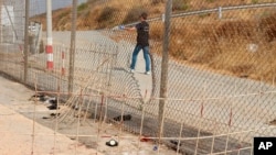 Les dommages causés à une clôture divisant l'enclave espagnole de Ceuta et le Maroc. Une image publiée par la Garde Civile espagnole, le 22 août 2018 