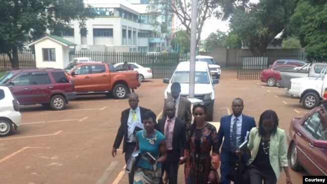 Marry Chiwenga à entrada do tribunal
