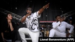 James BKS se produit sur scène lors d'un spectacle, au festival de musique Rio Loco, à Toulouse le 14 juin 2021.