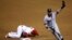Mike Napoli, primera base de los Medias Rojas, celebra el último out del juego al sorprender al novato Kolten Wong.