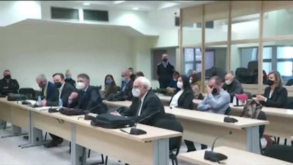 Оние што биле нелегално прислушувани треба да побараат надомест на штета., велат експерти