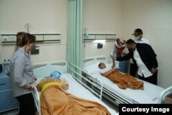 Menteri Agama Yaqut Cholil Qoumas didampingi Uskup Agung Makassar Mgr. John Liku Ada' menguatkan warga agar tidak takut beribadah, pasca ledakan bom di Gereja Katedral di Makassar, Sulawesi Selatan. (Foto: Kemenag RI)