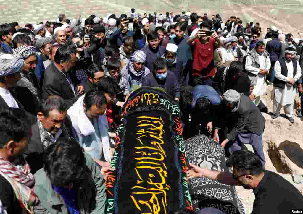 Afghan men prepare victims&#39; coffins for a mass funeral ceremony after yesterday&#39;s explosion in Kabul, Afghanistan, May 9, 2021. 