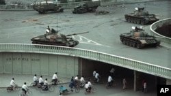 资料照片：1989年六四事件两天后部署在北京街道上的坦克。