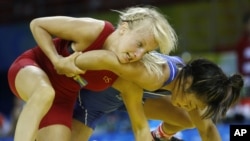 Clarissa Chun of the U.S., in blue, wrestles Sweden's Sofia Mattsson in their women's freestyle 48 kilogram match at the Beijing 2008 Olympics in Beijing, China, Aug. 16, 2008. 