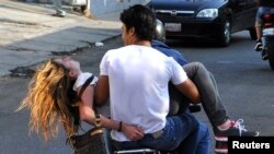 Génesis Carmona es trasladada tras recibir un impacto de bala en la cabeza durante una protesta contra el presidente Maduro