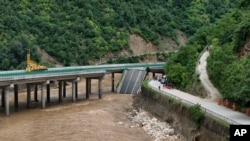 En esta fotografía publicada por la agencia de noticias Xinhua, los rescatistas trabajan cerca de un puente derrumbado en el condado de Zhashui en la ciudad de Shangluo, provincia de Shaanxi, noroeste de China, el sábado 20 de julio de 2024. AP