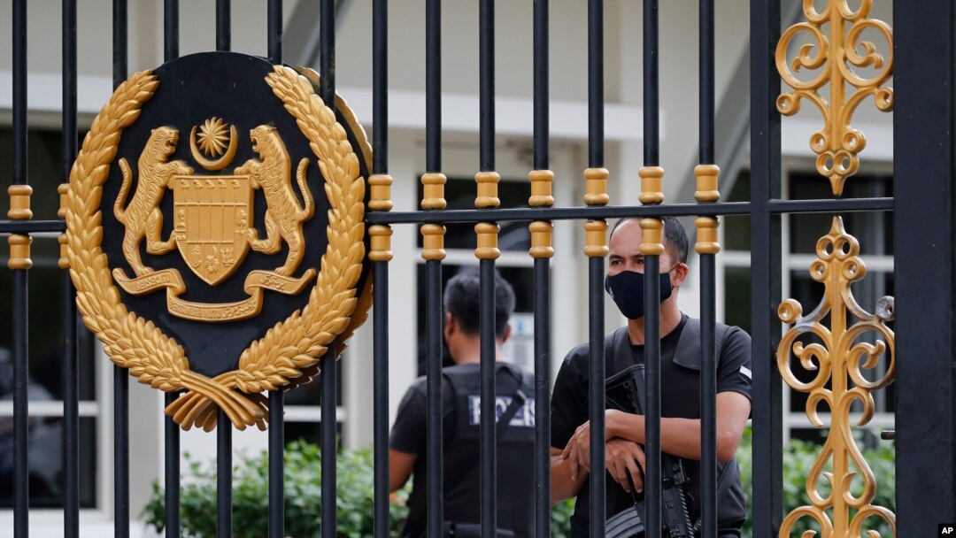 Polisi menjaga pintu belakang Istana Negara di Kuala Lumpur, Malaysia, Kamis, 19 Agustus 2021. Mantan Wakil Perdana Menteri Ismail Sabri Yaakob tampaknya mendapat dukungan mayoritas untuk menjadi pemimpin baru Malaysia. 