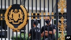 Polisi menjaga pintu belakang Istana Negara di Kuala Lumpur, Malaysia, Kamis, 19 Agustus 2021. Mantan Wakil Perdana Menteri Ismail Sabri Yaakob tampaknya mendapat dukungan mayoritas untuk menjadi pemimpin baru Malaysia. 