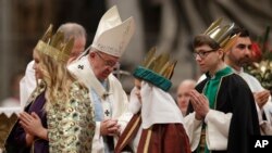 El papa Francisco celebra la Misa de Año Nuevo en la Basílica de San Pedro en el Vaticano. Enero 1, 2017. 