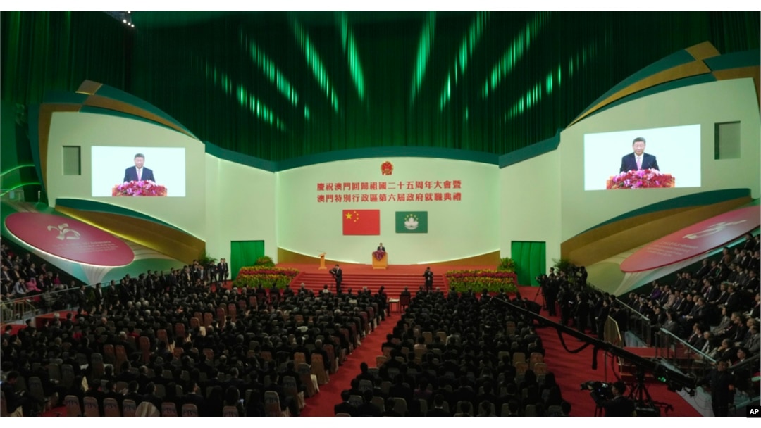 Presiden China Xi Jinping memberi kata sambutan dalam acara pelantikan Sam Hou Fai, kepala eksekutif baru Macau, sekaligus peringatan 25 tahun penyerahan pusat judi itu dari Portugal kepada China, di Macau, Jumat, 20 Desember 2024. (Foto: Justin Chan/Pool Photo via AP)