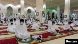 Para jemaah haji menjaga jarak saat beribadah di Masjid Namira di Arafah saat menunaikan ibadah Haji, di tengah pandemi COVID-19, di luar Kota Makkah, Arab Saudi, 30 Juli 2020.