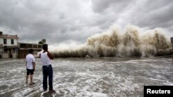 22일 중국 광둥성 해안에서 태풍 우사기의 영향으로 높은 파도가 일고 있다.