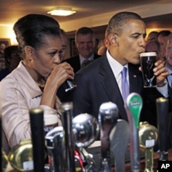 Le président Obama et la première dame, Michelle Obama, goûtant à la Guinness locale dans le village de Monygall