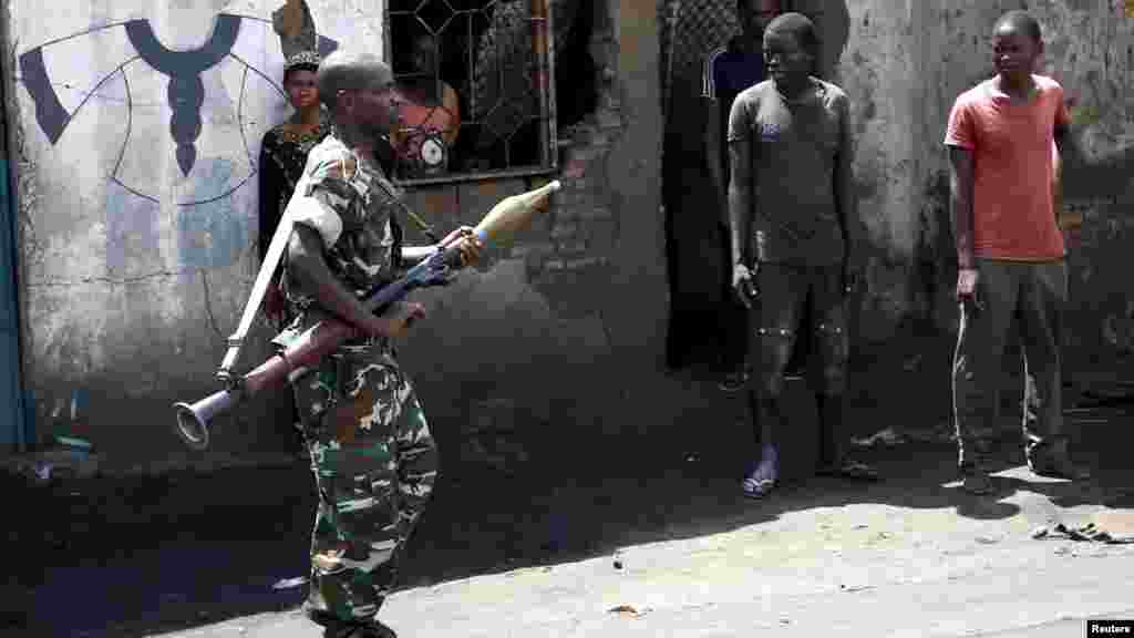 Un soldat porte un RPG dans une rue à Bujumbura, Burundi 15 mai 2015, après que les forces de l&rsquo;armée burundaise ont annoncé avoir arrêté le chef de file d&#39;un coup d&#39;Etat manqué le vendredi.