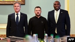 El secretario de Estado de EEUU, Antony Blinken , y el secretario del Exterior del Raino Unido, David Lammy, posan junto al presidente ucraniano Volodomyr Zelenskyy en Kiev, Ucrania, el 11 de septiembre de 2024.