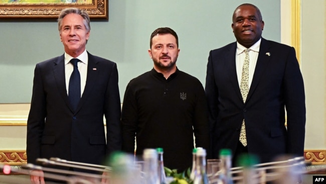 El secretario de Estado de EEUU, Antony Blinken , y el secretario del Exterior del Raino Unido, David Lammy, posan junto al presidente ucraniano Volodomyr Zelenskyy en Kiev, Ucrania, el 11 de septiembre de 2024.