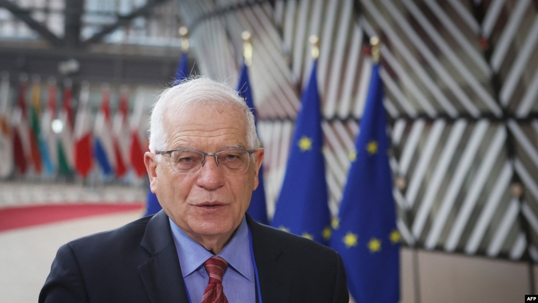Kepala Kebijakan Uni Eropa Josep Borrell, memberikan ketera ngan kepada media menjelang pertemuan dengan para Menlu Uni Eropa di Brussels, 22 Maret 2021. (Foto: Aris OIkonomou / POOL / AFP)