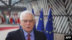 Kepala Kebijakan Uni Eropa Josep Borrell, memberikan ketera ngan kepada media menjelang pertemuan dengan para Menlu Uni Eropa di Brussels, 22 Maret 2021. (Foto: Aris OIkonomou / POOL / AFP)