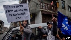 Supporters of separatist People's Political Party (PPP) leader Hilal Ahmad War, hold banners and shout slogans during a protest in Srinagar, Indian-controlled Kashmir, May 19, 2018.