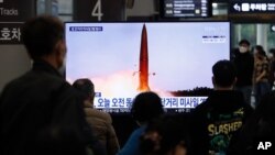 지난달 25일 한국 서울 기차역의 TV 스크린에 북한 미사일 발사 관련 뉴스가 나오고 있다. 