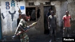 Un soldat patrouillant à Bujumbura, au Burundi (Reuters)