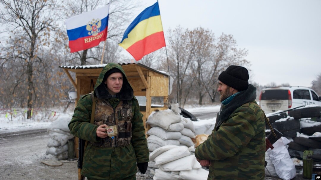Separatis pro-Rusia menjaga sebuah tempat pemeriksaan di kota Pervomaisk, Ukraina timur.