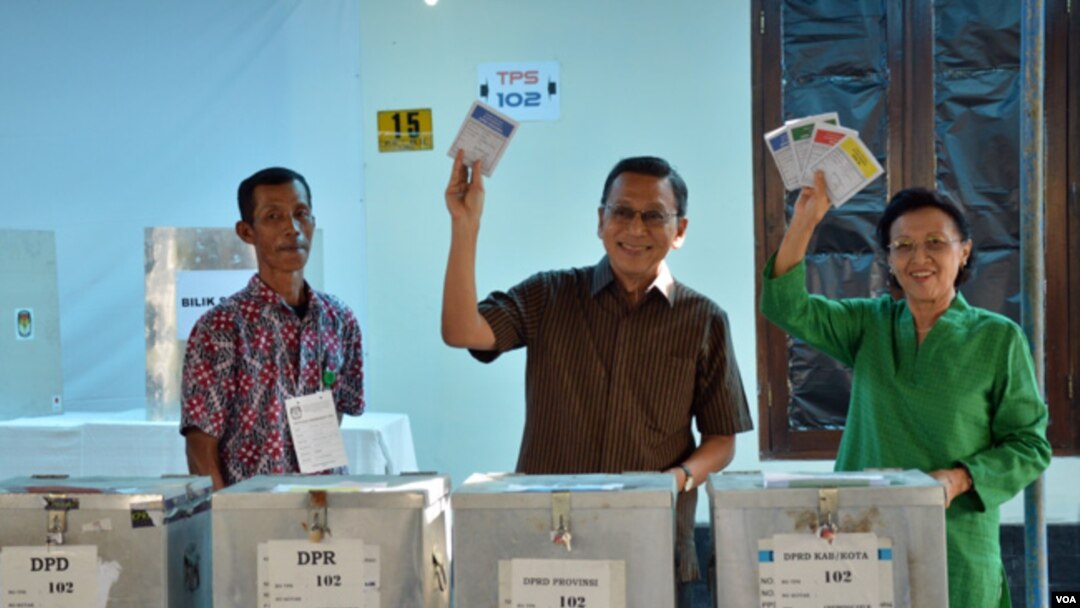 Wapres Boediono dan ibu Herawati Boediono mencoblos di Bilik 3 dan 4 dan memasukkan kertas suara ke Kotak Suara di TPS 102 Komplek Perumahan Sawitsari Kelurahan Condong Catur, kabupaten Sleman Yogyakarta, Rabu pagi (9/4).