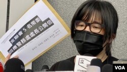 鄒幸彤手持回應警務處處長的公開信，重申支聯會並非外國代理人。 （美國之音湯惠芸）