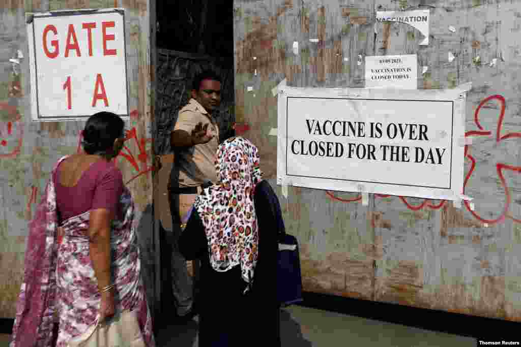 인도 뭄바이의 코로나 백신 접종 센터에 백신이 떨어졌다는 안내문이 붙어있다.