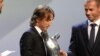 Luka Modric reçoit le titre de Joueur de l'année de l'UEFA remis par le président de l'institution Alexander Ceferin, Monaco, le 30 août 2018.