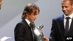 Luka Modric reçoit le titre de Joueur de l'année de l'UEFA remis par le président de l'institution Alexander Ceferin, Monaco, le 30 août 2018.