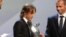 Luka Modric reçoit le titre de Joueur de l'année de l'UEFA remis par le président de l'institution Alexander Ceferin, Monaco, le 30 août 2018.