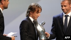 Luka Modric, au centre, reçoit le titre de Joueur de l'année de l'UEFA, Monaco, le 30 août 2018.