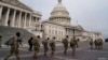 Miembros de la Guardia Nacional llegan al Capitolio el lunes, días después que seguidores del presidente Donald Trump atacaron el Capitolio en Washington.