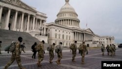 Miembros de la Guardia Nacional llegan al Capitolio el lunes, días después que seguidores del presidente Donald Trump atacaron el Capitolio en Washington.